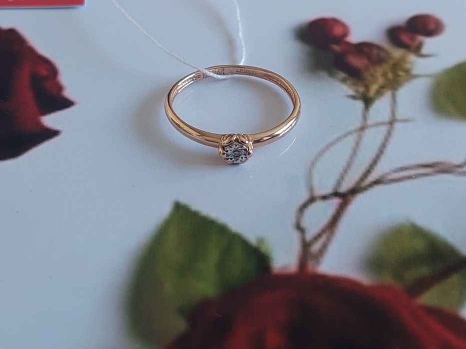 Золотое кольцо с бриллиантом