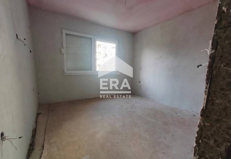 ЕКСКЛУЗИВНО! ЕРА Дръстър предлага за продажба тристаен тухлен апартаме