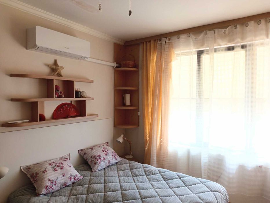 Продава напълно обзаведен апартамент с една спалня в идеалния център