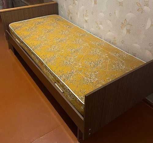 Кровать из дерева