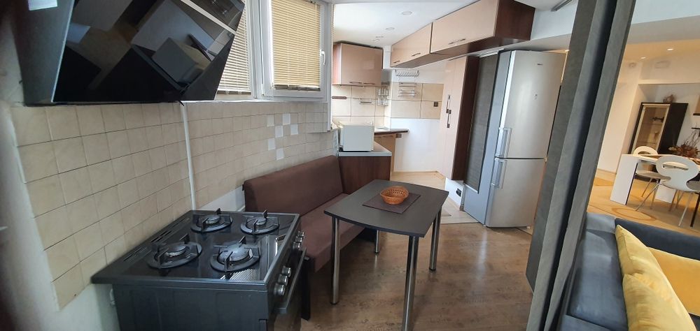 Închiriez apartament ultracentral vis a vis de Prefectură