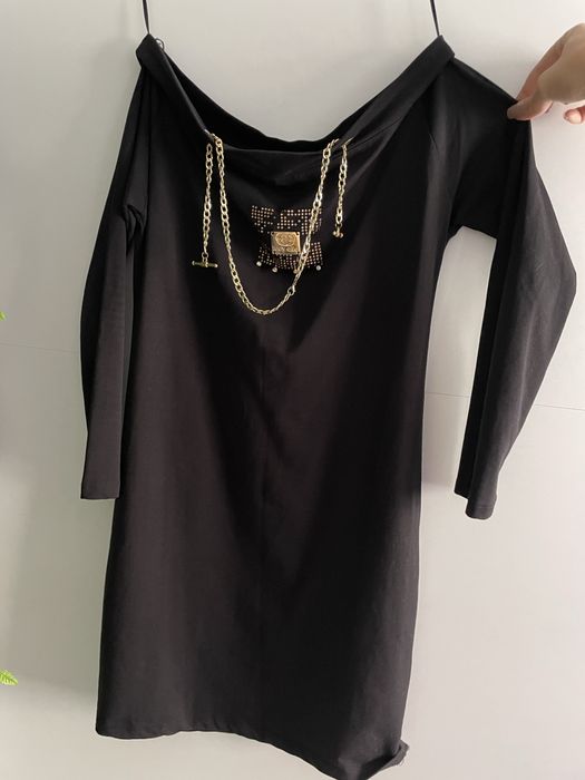 Черна рокля с паднали рамене