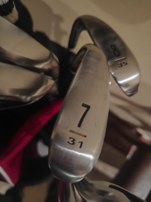 Комплекта е чисто нов стикове и обувки  .размер на обувките 44  Продавам отличен комплект за голф на една от най-добрите марки в света – Cleveland Go