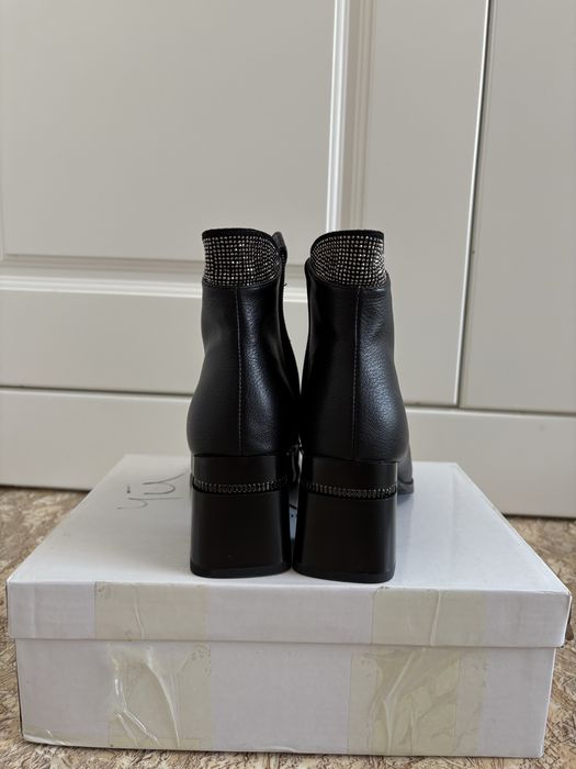 Продам осенние сапоги новые