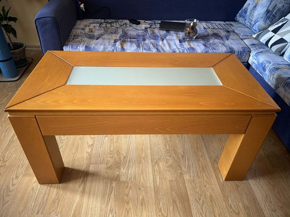 Холна маса от масивно дърво