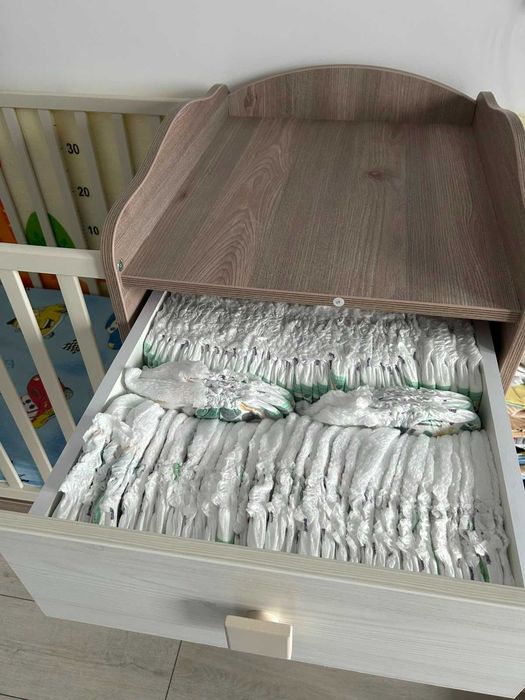 Patut bebe transformabil Hubners Sofia Kombi din lemn cu 4 sertare 120x60 cm crem + saltea cocos si husa cadou