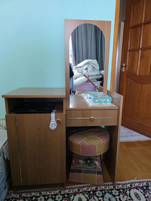 Продам трюмо с пуфиком