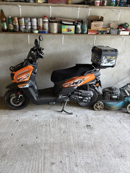 Scuter pe benzina limitat la 50km/h poate fi condus cu permis cat B
