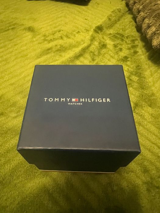 Златист часовник Tommy Hilfiger