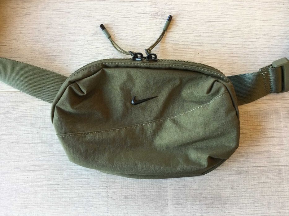 НОВА оригинална мъжка / унисекс маслено зелена чанта / crossbody bag / чантичка за кръста "банан" NIKE / Найк от САЩ