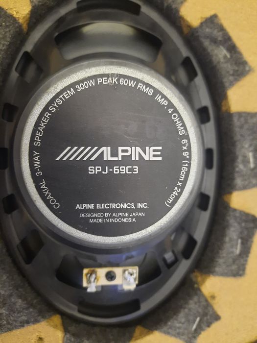 Продаеться колонка Alpine 300w