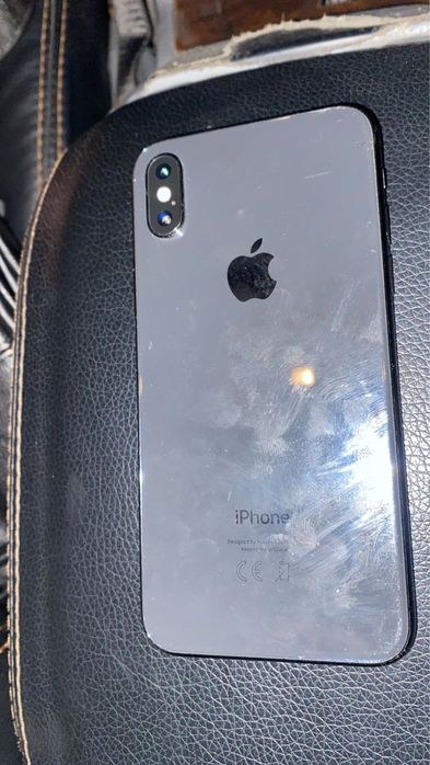 Продам айфон xc 64 gb  царапины стекла по корпусу