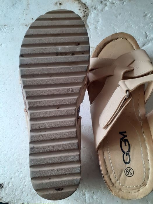 Vând foarte convenabil una pereche de sandale de dama numărul 39