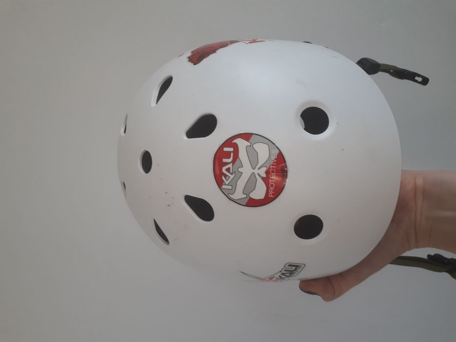 Casca bicicleta alba cu stickere