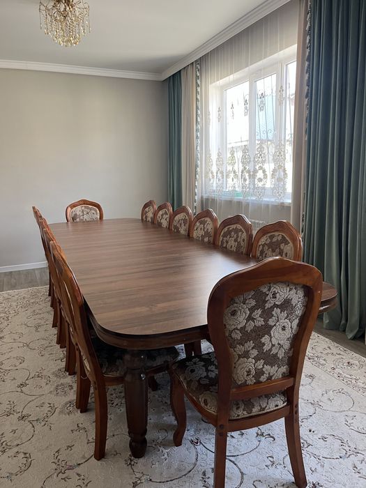 Стол и стулья в хорошем состоянии
