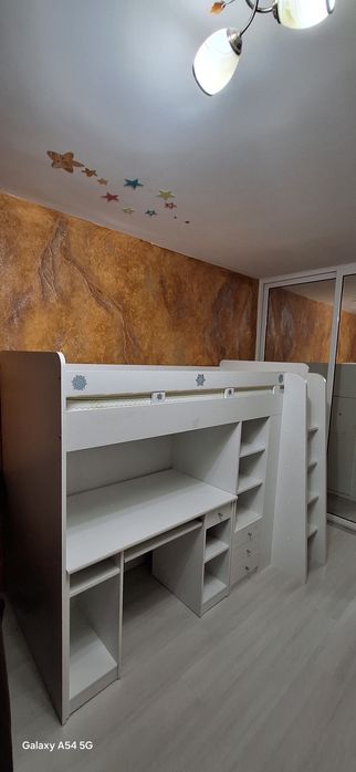 Pat suspendat cu birou si sifonier