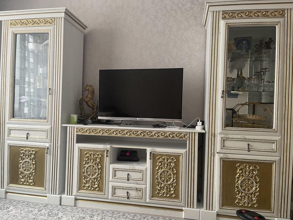 Горка для гостиной и диван