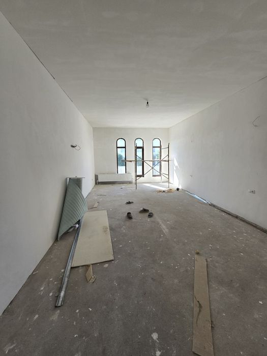 3-этажли здания и ховли сотилмокда йул усти Трикотажка перекрёсток ул