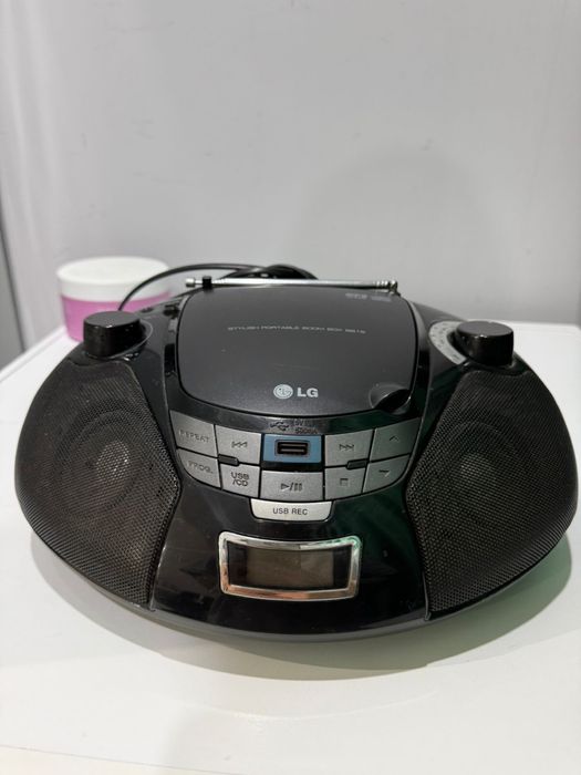 Магнитофон LG.