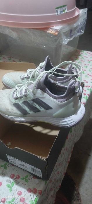 Vand adidasi pentru tenis marca ADIDAS.Stare foarte buna .