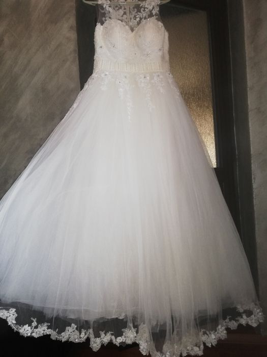 Vând rochii de mireasă