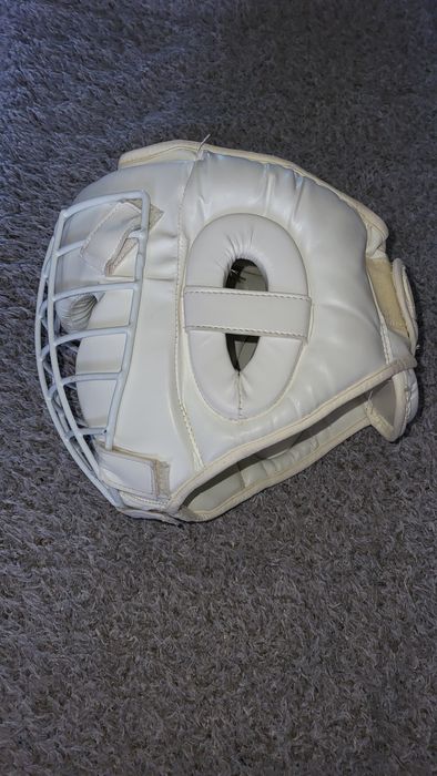 Защитный шлем для единоборств