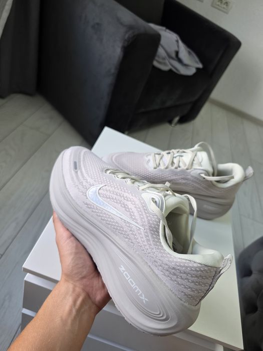 Nike Vomero Plus – 42 EU | Design modern | Noi