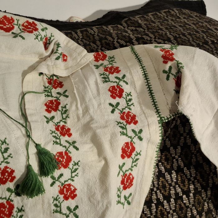 Ie veche, cămașă țărănească,