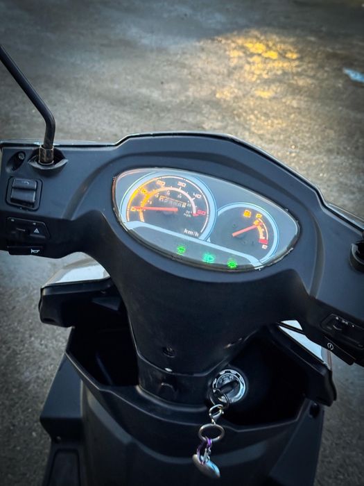 Продам мопед/скутер Ли М8