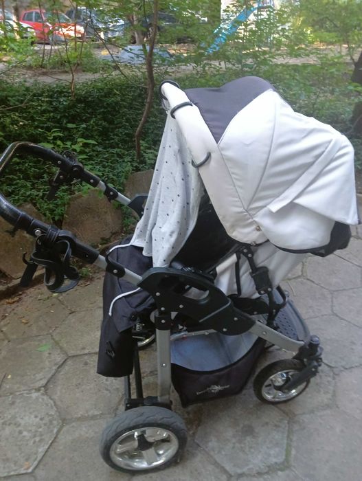 Бебешка количка бяла с черно  с летни подложки, сенник и зимно чувалче
