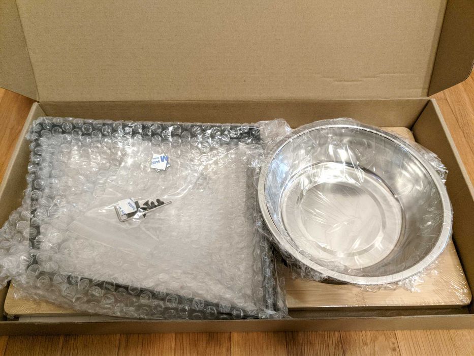 Маса за кучета (или други домашни любимци) с 2 купи