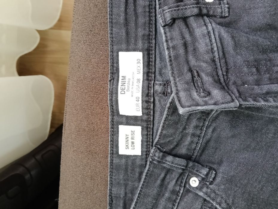 Vând blugi Bershka