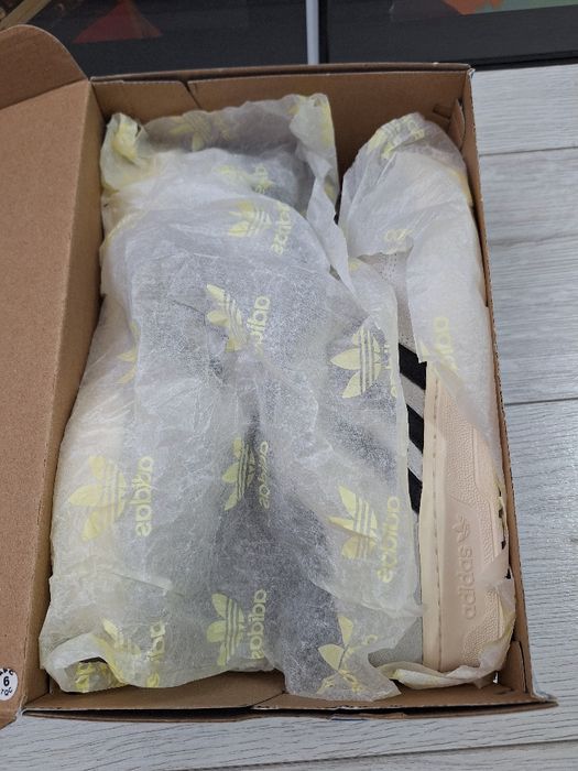 Adidasi Adidas Rivalry Low 

Material: piele întoarsă
Măsura: 42(27,5c