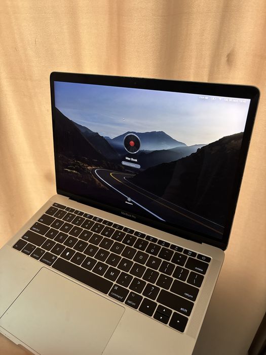 MacBook Pro 13 (2017) / Core i5 / 8GB RAM / 256GB SSD