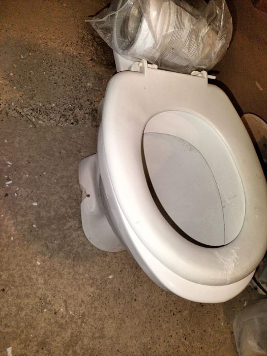 Продам Унитаз трещина нет на фото видно за 7000 тг