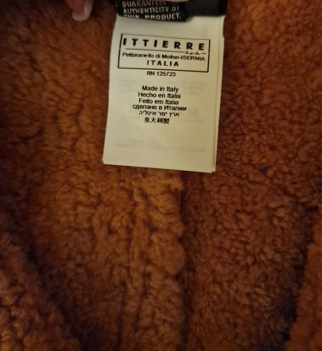 Cojoc C'N'C'. Mărimea 38, dar merge și la 36.