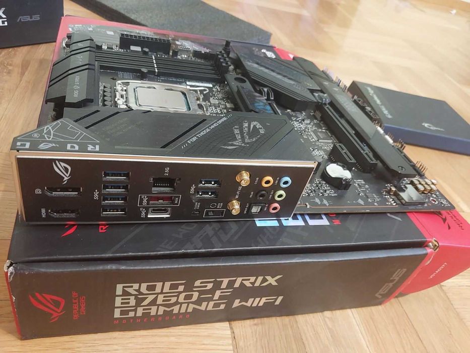 Intel Core i7 13700KF + Asus Rog Strix B760-F Gaming Wi-Fi DDR5