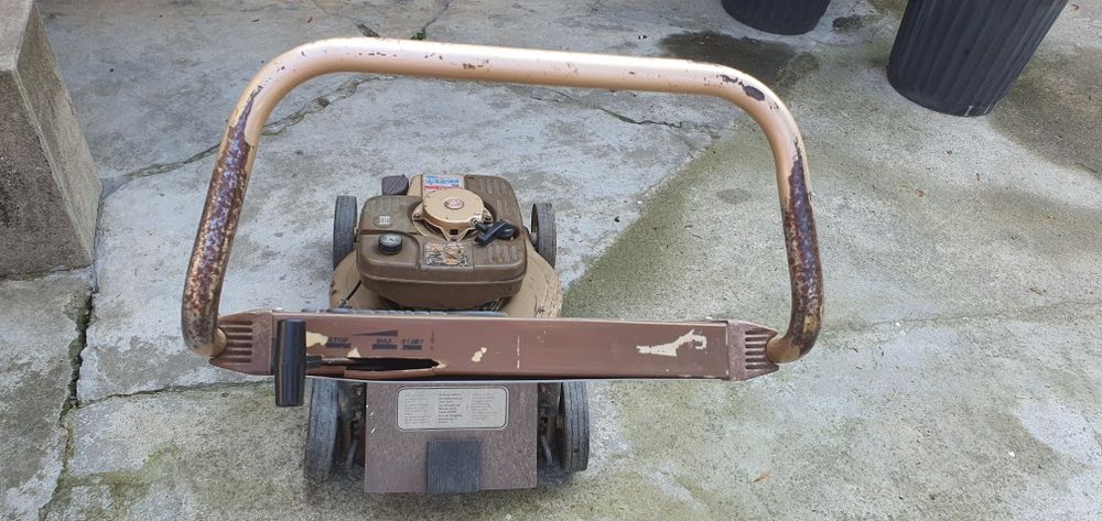 Mașină de tuns iarba