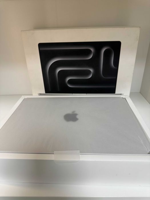 MacBook Pro de 14 inchi 1TB/8GB MU/ CPU cu 8 nuclee/GPU 10 nuclee.