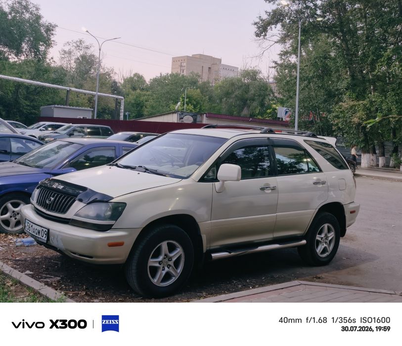 Передние фары на Lexus RX300