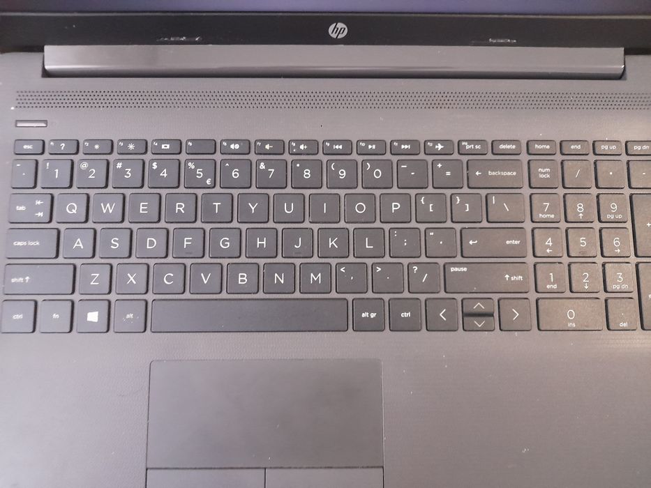 Лаптоп HP с голям екран – Отличен за работа и филми