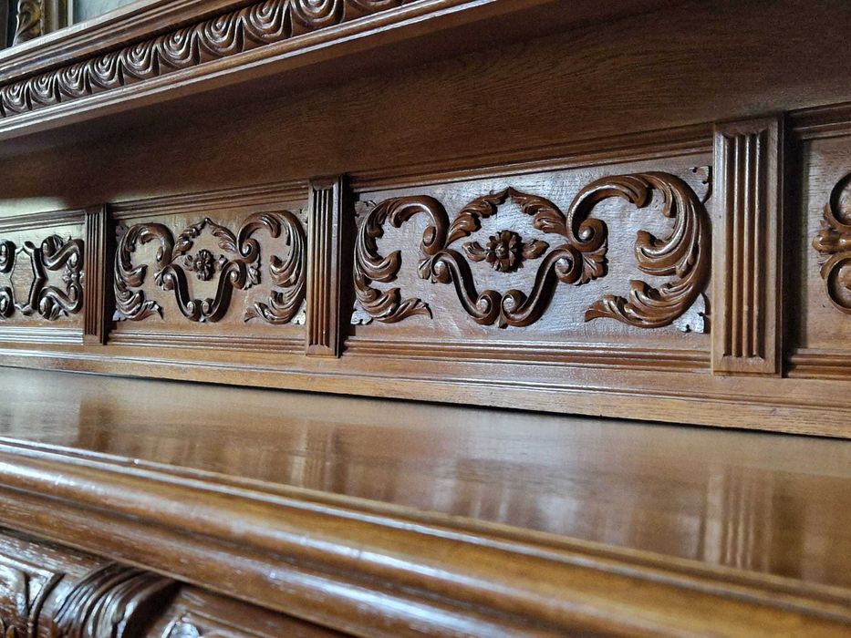 Изящно резбован контрабюфет дресоар от дъбов масив с метален обков
