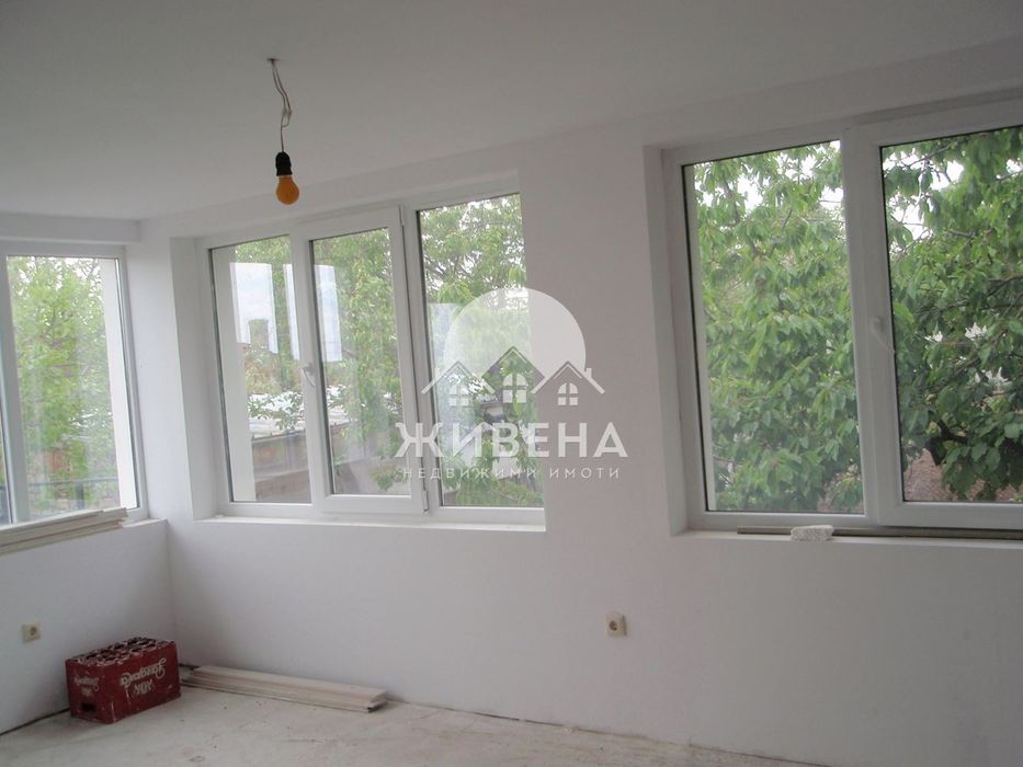 Продавам къща с РЗП: 285 кв.м, двор 1200 кв.м, с. Бенковски