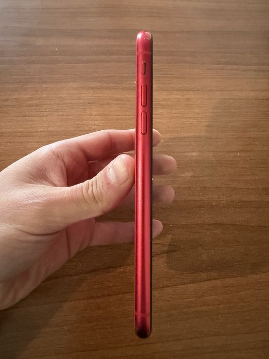 iPhone 11 червен