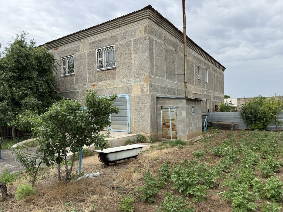 Продам  2-х этажный коттедж в Бедняцком.
