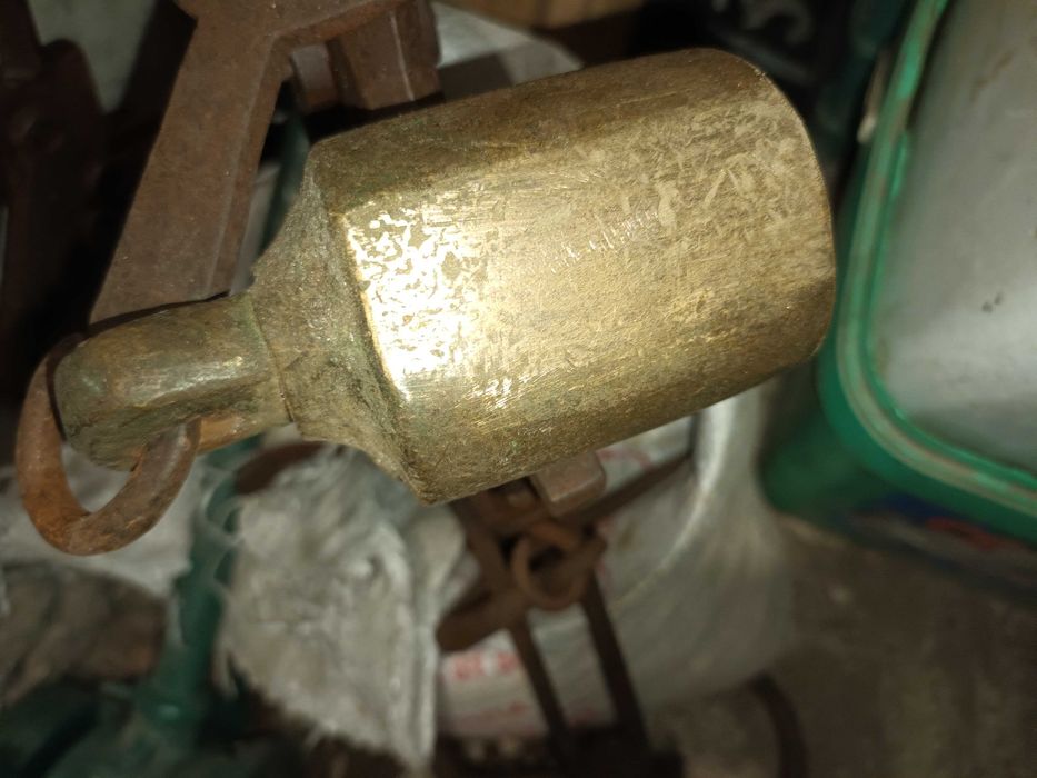 голям кантар работещ тегли до 100 килограма .