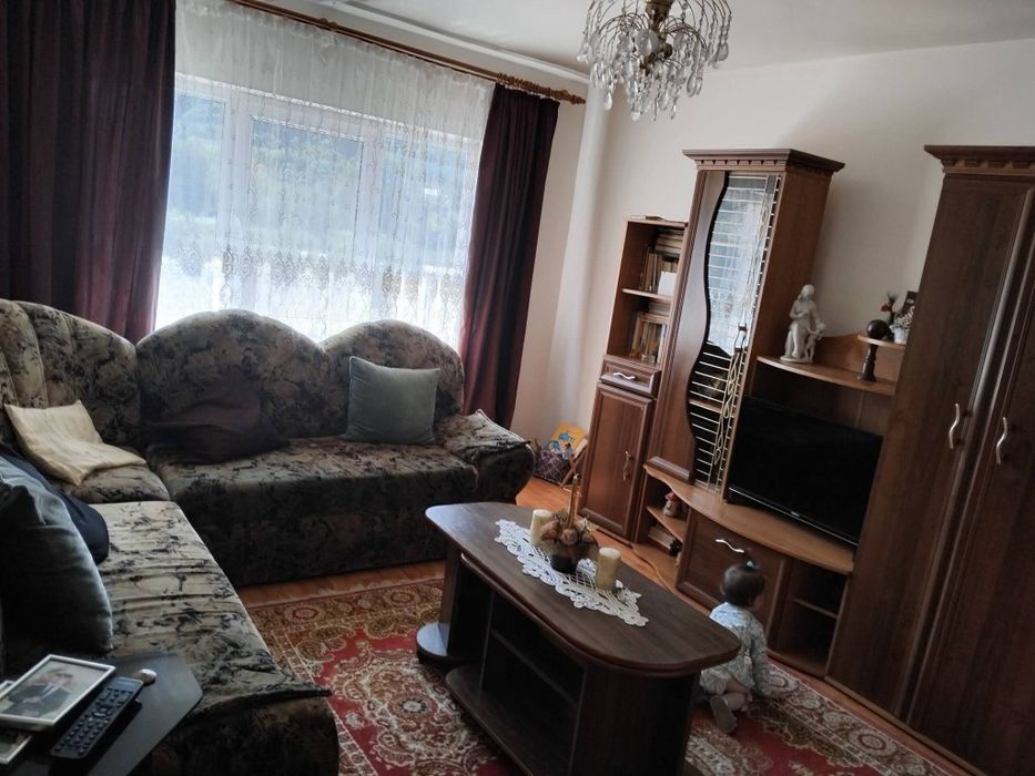 Închiriez apartament.