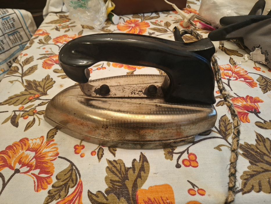 Fier de călcat vechi electric