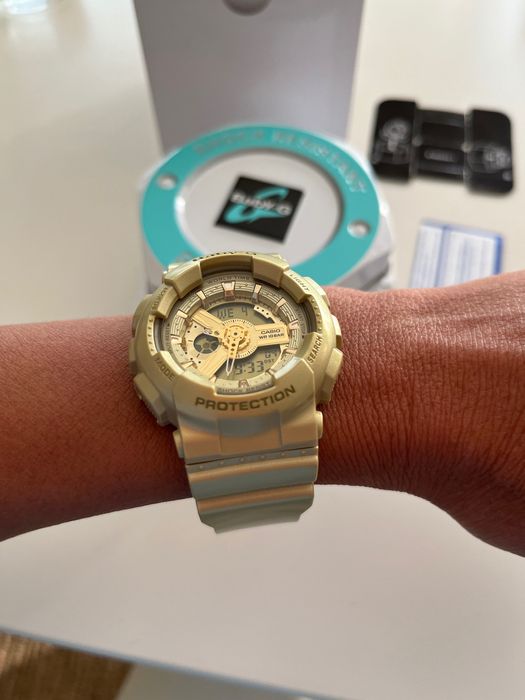 Дамски часовник Casio, черен със златисти елементи