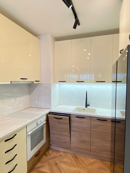 Дава се под наем Тристаен апартамент в к.к. Св.Св. Константин и Елена - 100 кв.м за 1300 € - Снимка #3